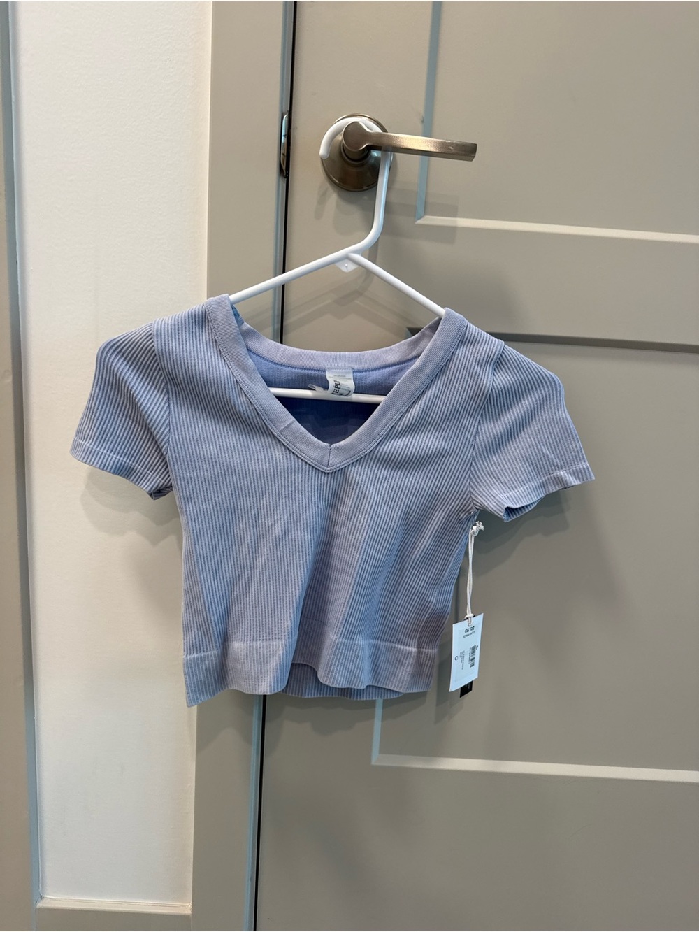 Ribbed V-Neck Cropped Tee in Light Lavender